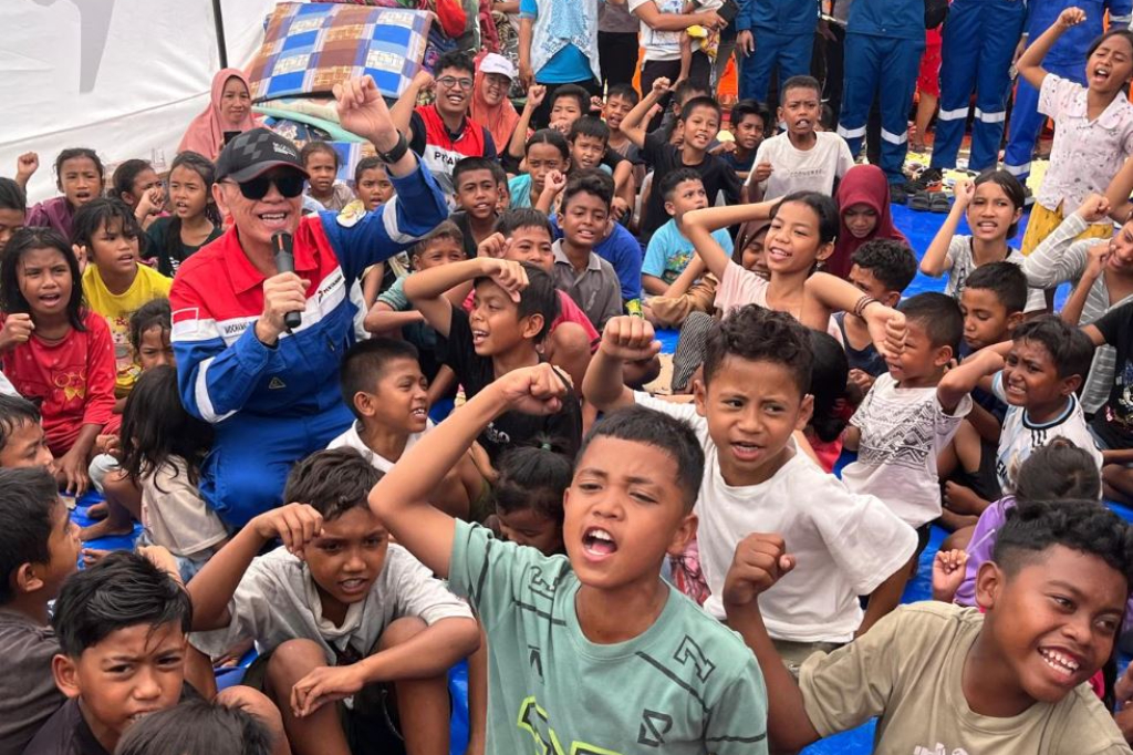 Iwan Bule Semangati Anak-Anak Pengungsi Gempa NTT, Pastikan Bantuan Tersalurkan
