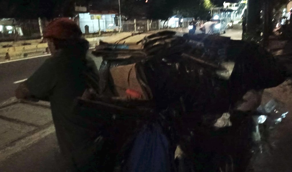 Fenomena Misterius di Mampang Jaksel, Warga Rela Tunggu Tengah Malam Demi Rp50 Ribu dari Pak Haji
