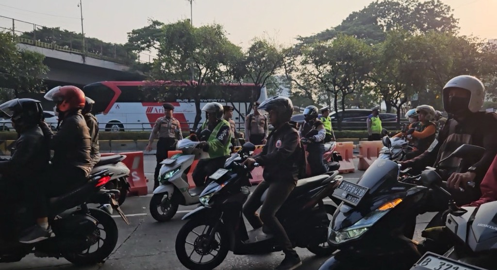 Jelang Demo DPR Hari Ini, Jalan Gatot Subroto Mulai Dise​​kat Water Barrier
