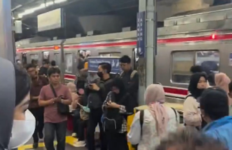 Perjalanan KRL Tanah Abang-Rangkasbitung Tertahan Imbas Kerumunan Massa