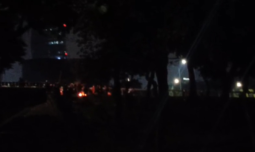 Selain Pejompongan, Massa Juga Bakar Motor di Flyover Slipi