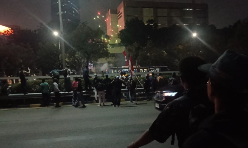 Massa Demo DPR Terus Bertambah, Ada yang Merangsek Masuk Jalan Tol 