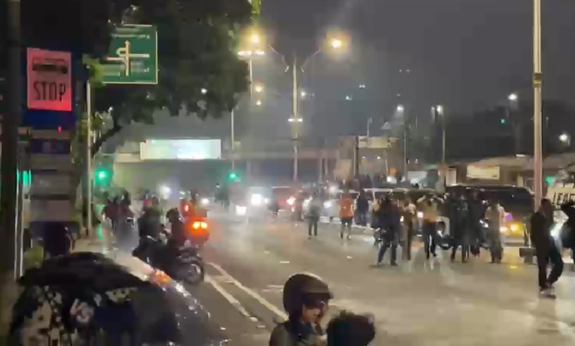 Polisi Bentrok dengan Massa Demo di Gedung DPR, Pukul Mundur hingga Kolong Flyover Slipi 