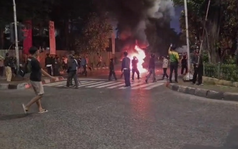 Panas! Massa Bakar Motor di Dekat Pos Polisi Pejompongan