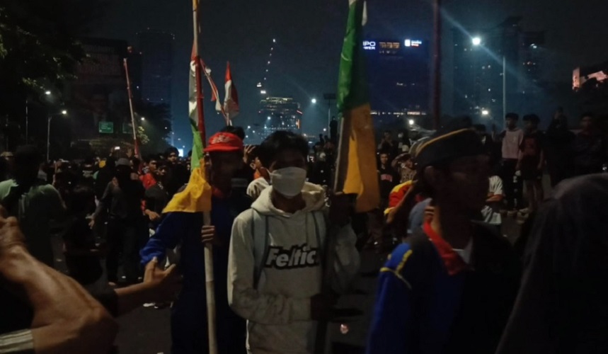 Demo DPR Masih Berlanjut, Massa Pelajar Terus Berdatangan
