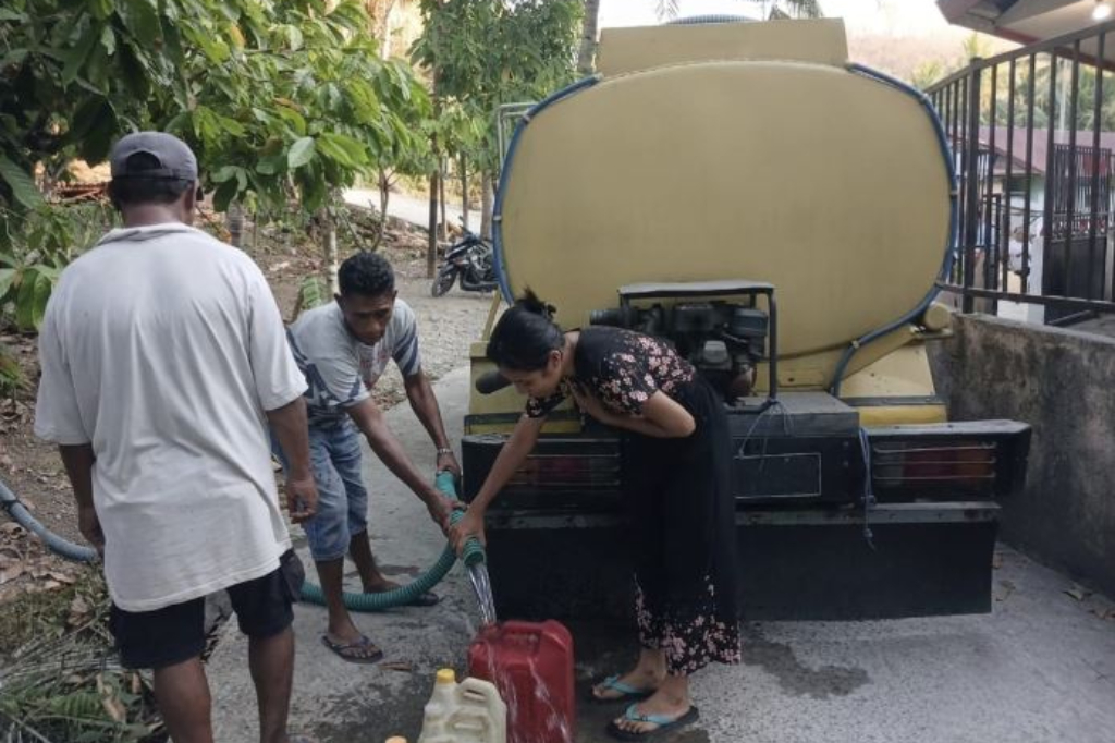 Partai Perindo Sikka Salurkan Air Bersih untuk Warga Desa Du yang Terdampak Gempa