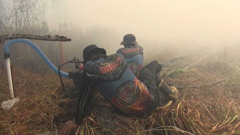 Karhutla Palangka Raya Membesar Diterpa Angin Kencang, 2 Petugas Terkepung Api