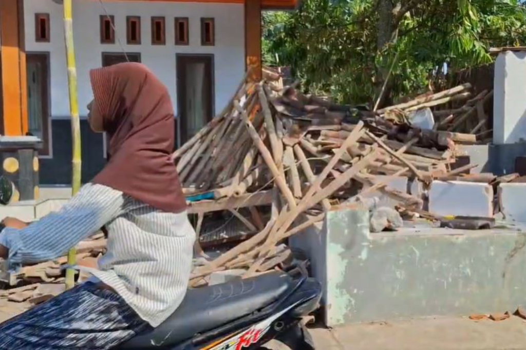 Truk Sound Horeg Tabrak Gardu Siskamling di Jember, 4 Warga Luka-Luka