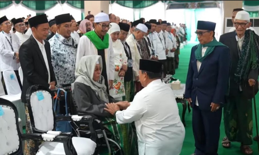 Momen Prabowo Sungkem ke KH Nurul Huda Djazuli saat Tiba di Lokasi Muktamar ke-35 NU
