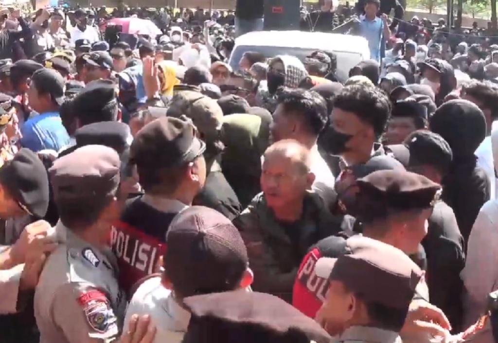 Demo Desak Bupati Gowa Mundur Ricuh, Massa Bakar Foto Husniah