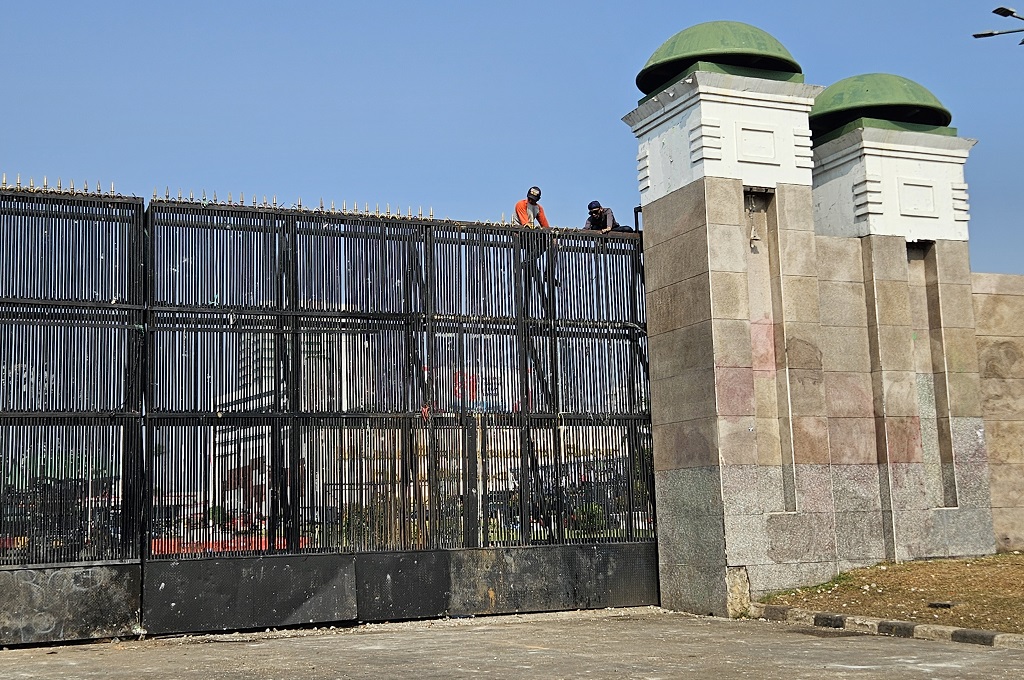 Situasi Terkini di Depan Gedung DPR usai Ricuh, Pintu Gerbang Diperbaiki