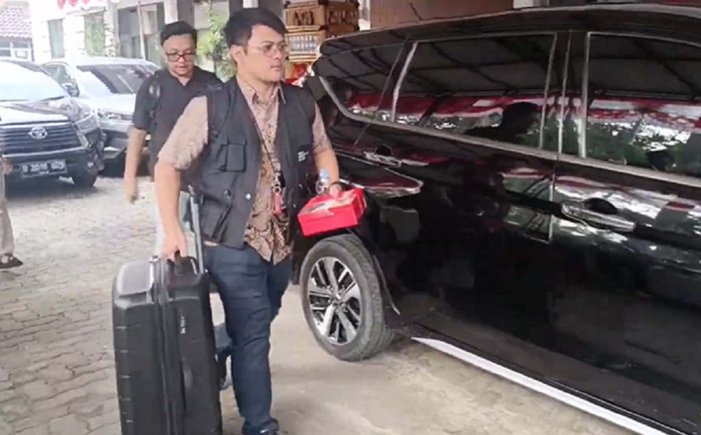 Geledah Disdikbud Bogor, KPK Angkut 2 Koper Kasus Potong Upah Pegawai Rp1,5 Miliar