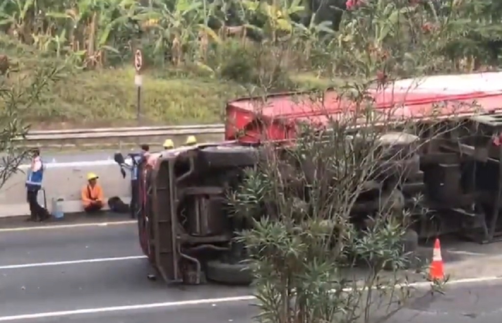 Truk Tronton Bijih Besi Terguling di Tol Semarang, Arus Lalin Macet 5 Km