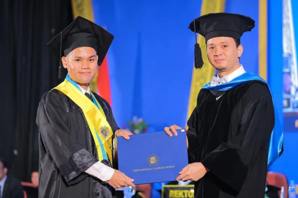 Kisah Inspiratif Ayyub Lulus Sarjana Terapan UGM di Usia 20 Tahun, Jadi Wisudawan Termuda