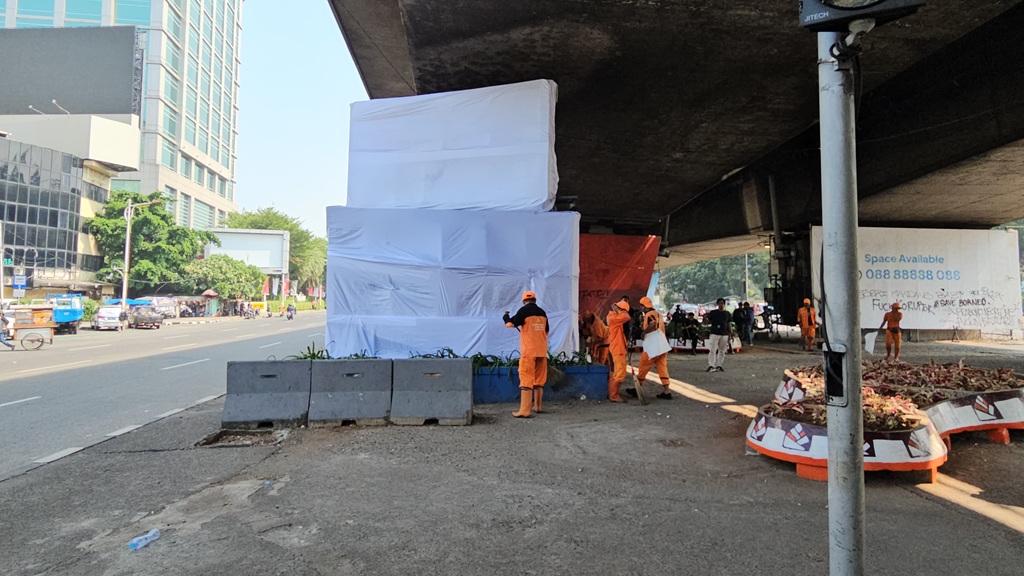 Pos Polisi di Bawah Flyover Slipi Dibakar Massa saat Demo, Kini Dibungkus Kain Putih