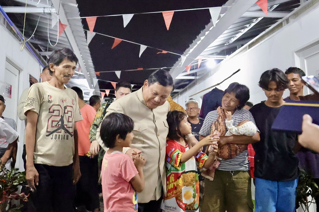 Malam-Malam, Prabowo Sapa Warga Eks Bantaran Rel Senen di Hunian Baru