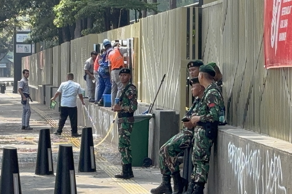Kondisi Pejompongan Jakpus usai Kericuhan, Prajurit TNI Berjaga-jaga