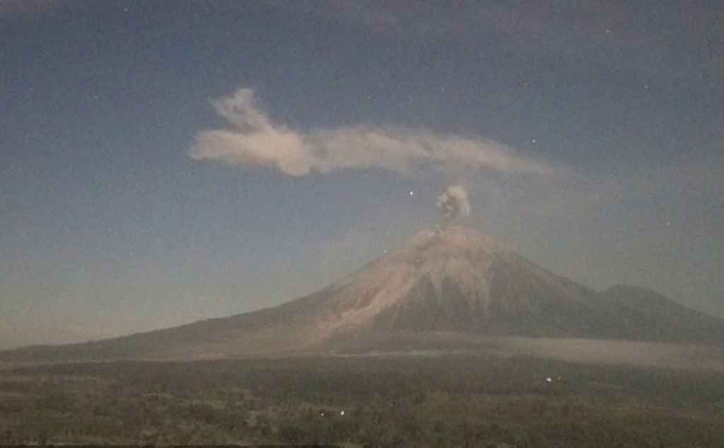 Gunung Semeru Erupsi Malam Ini, Kolom Abu Membubung 900 Meter
