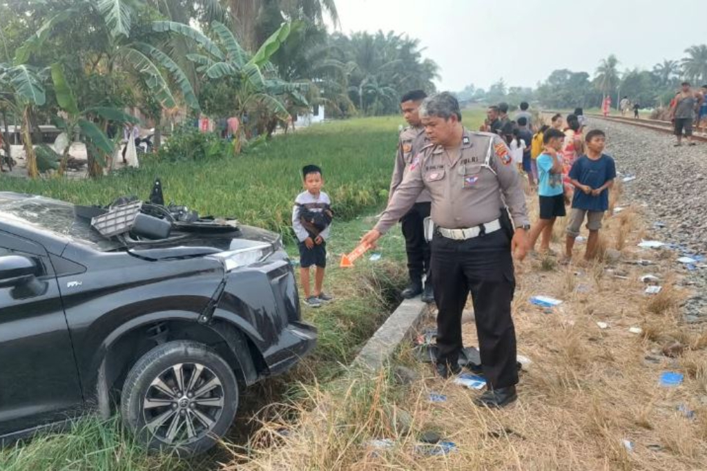Kecelakaan Mobil Ditabrak Kereta Api di Sergai, 1 Orang Tewas 2 Luka-Luka