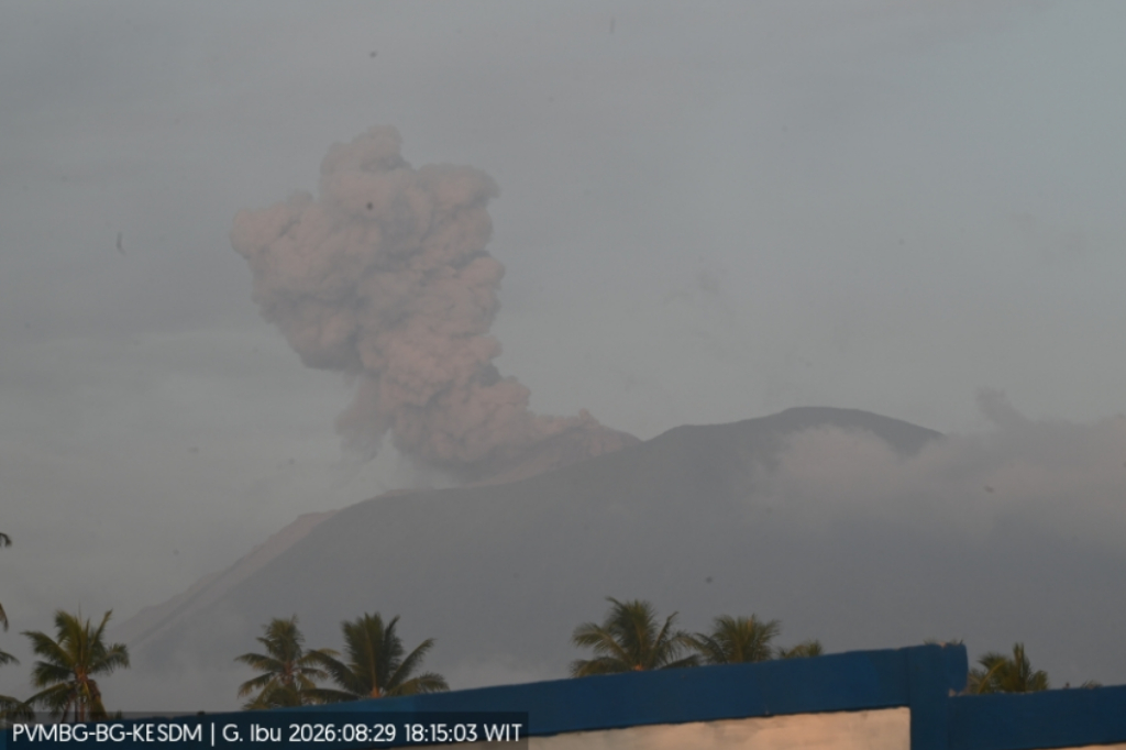 Gunung Ibu Erupsi Malam Ini, Kolom Abu Tebal Membubung ke Langit Setinggi 500 Meter