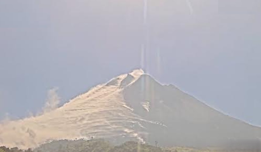 Gunung Merapi Luncurkan Awan Panas Guguran hingga 2 Km Mengarah ke Kali Sat