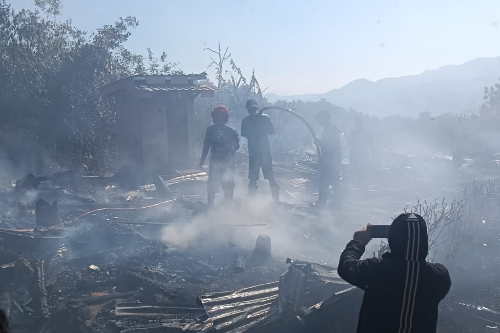 Kebakaran 2 Rumah Warga Mamasa gegara Korsleting Listrik, Uang Puluhan Juta Hangus