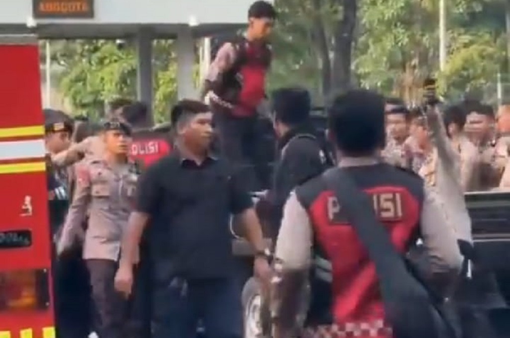 Viral Mobil Pikap Tabrak Gerbang DPR dan Aparat, Sopir dalam Pengaruh Alkohol