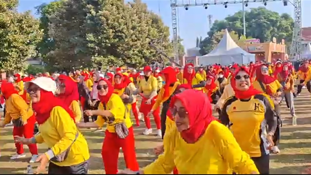 Warga Tumpah Ruah Rayakan HUT Pati ke-703, Road to Kilau Raya MNC Hadirkan Senam hingga Pawai Artis