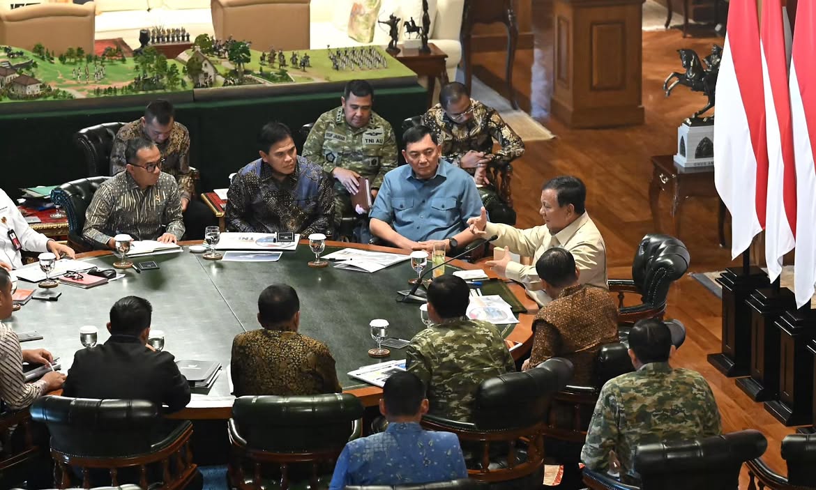 Prabowo Pimpin Rapat di Hambalang, Bahas Syarat Warga Dayak Masuk TNI hingga Karhutla