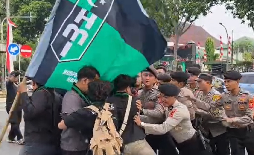 Demo HMI Desak KPK Usut Kasus Korupsi di Depan Kantor Bupati Bogor Ricuh