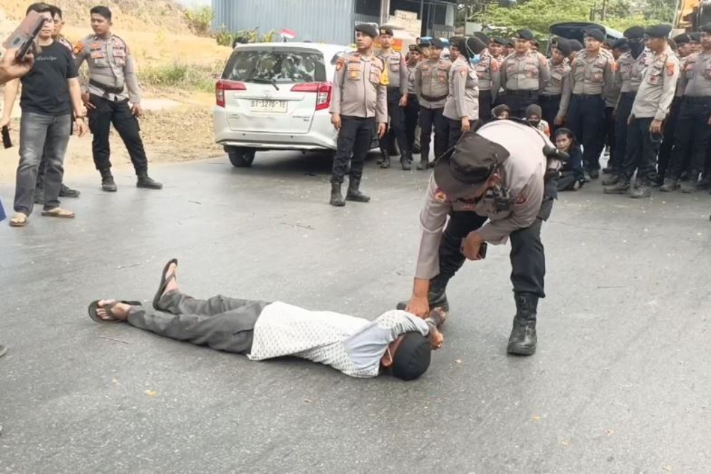 Eksekusi Lahan Ricuh di Kendari, Keluarga Pemilik Tanah Tiduran di Aspal Adang Alat Berat