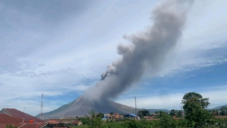 Gunung Sinabung Erupsi, Kolom Abu 3.500 Meter Mengarah ke Timur dan Tenggara