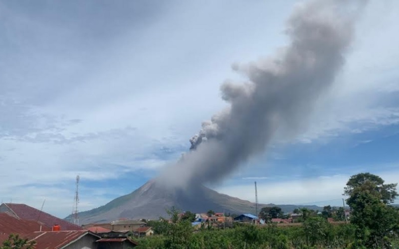 Gunung Sinabung Naik Status Jadi Siaga usai Erupsi, Kolom Abu Capai 3,5 Km