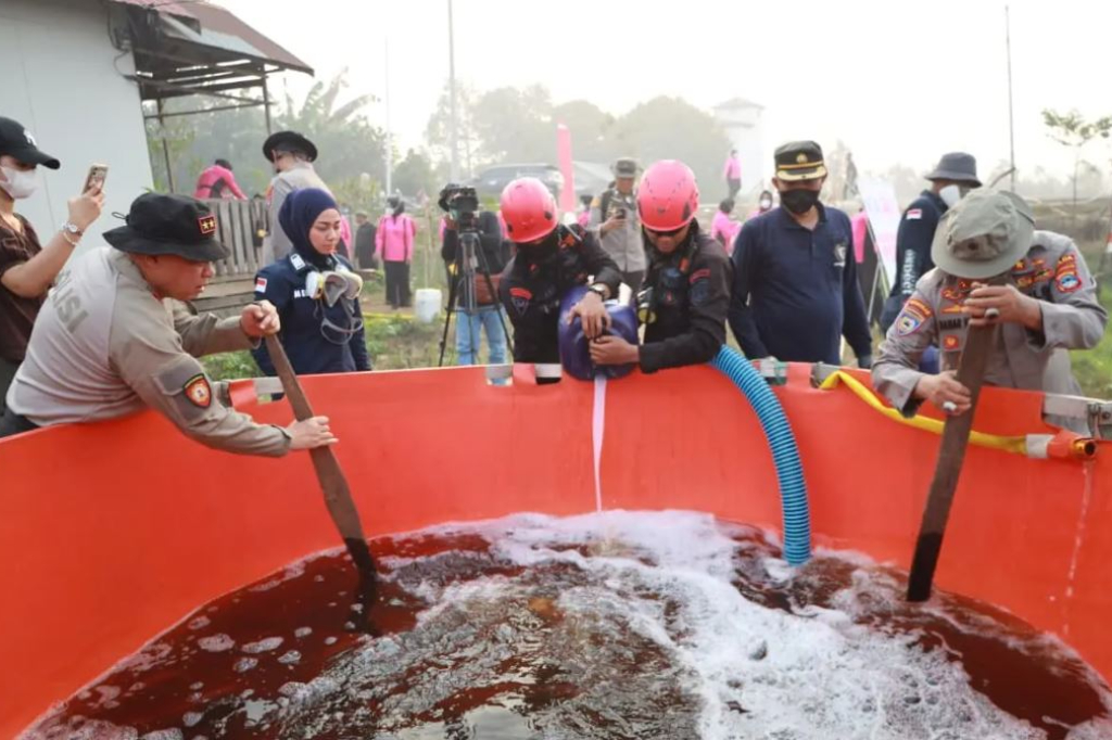 Polda Kalsel Uji Cairan Khusus untuk Padamkan Karhutla di Lahan Gambut