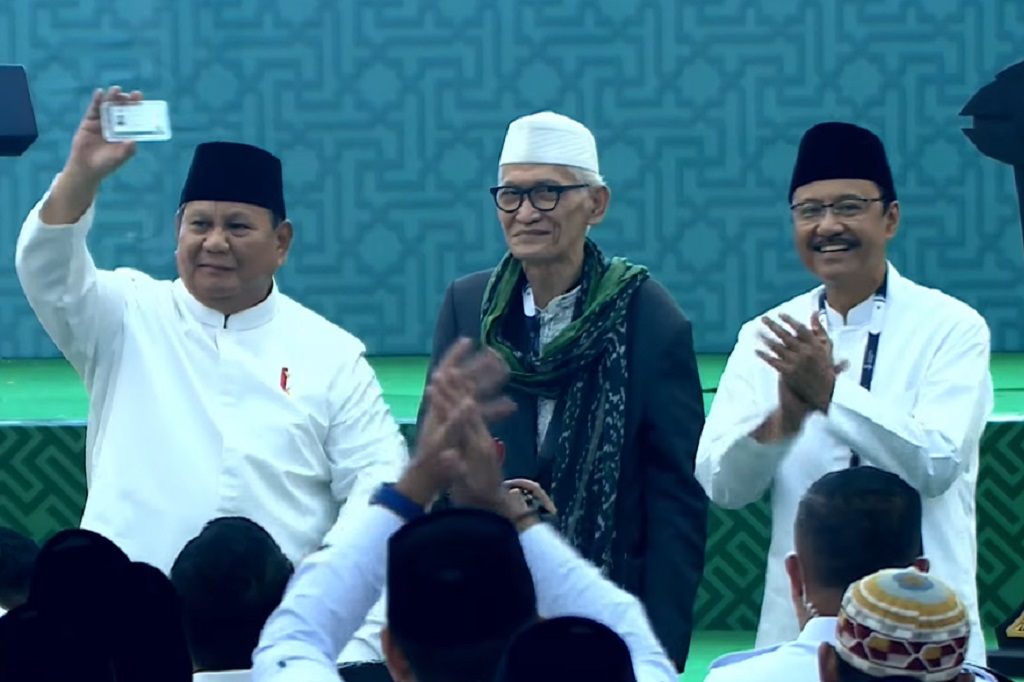 Momen Prabowo Terima Kartu Anggota NU dari Rais Aam PBNU KH Miftachul Akhyar