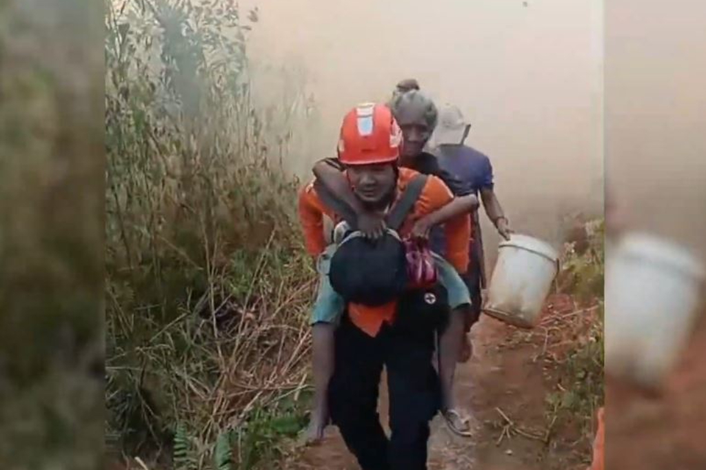 Heroik! Tim SAR Berlari Gendong Nenek 80 Tahun Terjebak Asap Karhutla di Mamasa