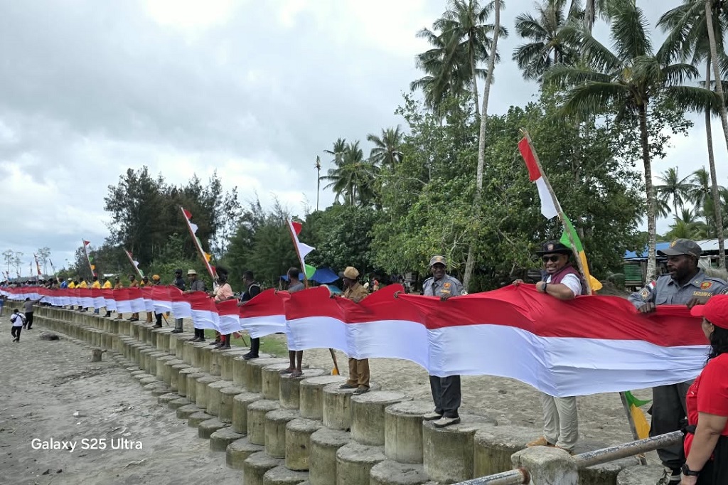 Keren! Warga Mimika Bentangkan Bendera Merah Putih 1 Km, Libatkan Anak hingga Lansia