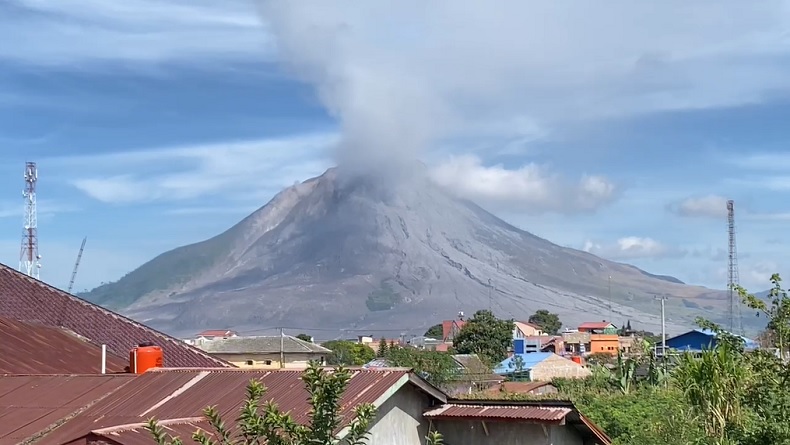 Gunung Sinabung Siaga, Warga 2 Desa di Karo Masuk Zona Merah Bersiap Dievakuasi