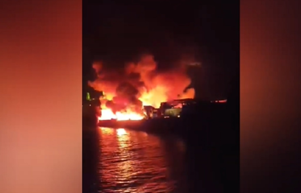 Kapal Angkut Bahan Kimia Terbakar di Kabaena Sultra, 2 ABK Tewas 13 Luka