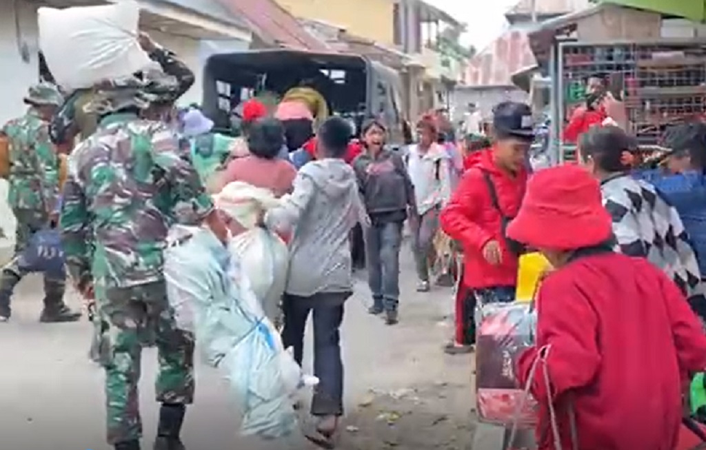 Masuk Zona Merah Erupsi Sinabung, 560 Warga Desa Kuta Tengah Karo Diungsikan