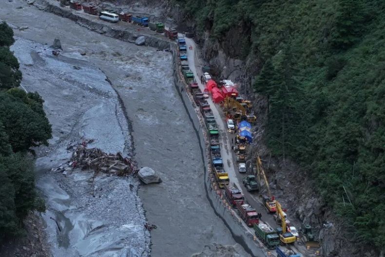 Kerahkan Ratusan Alat Berat, China Buka Akses Jalan ke Perbatasan Nepal yang Lenyap akibat Banjir
