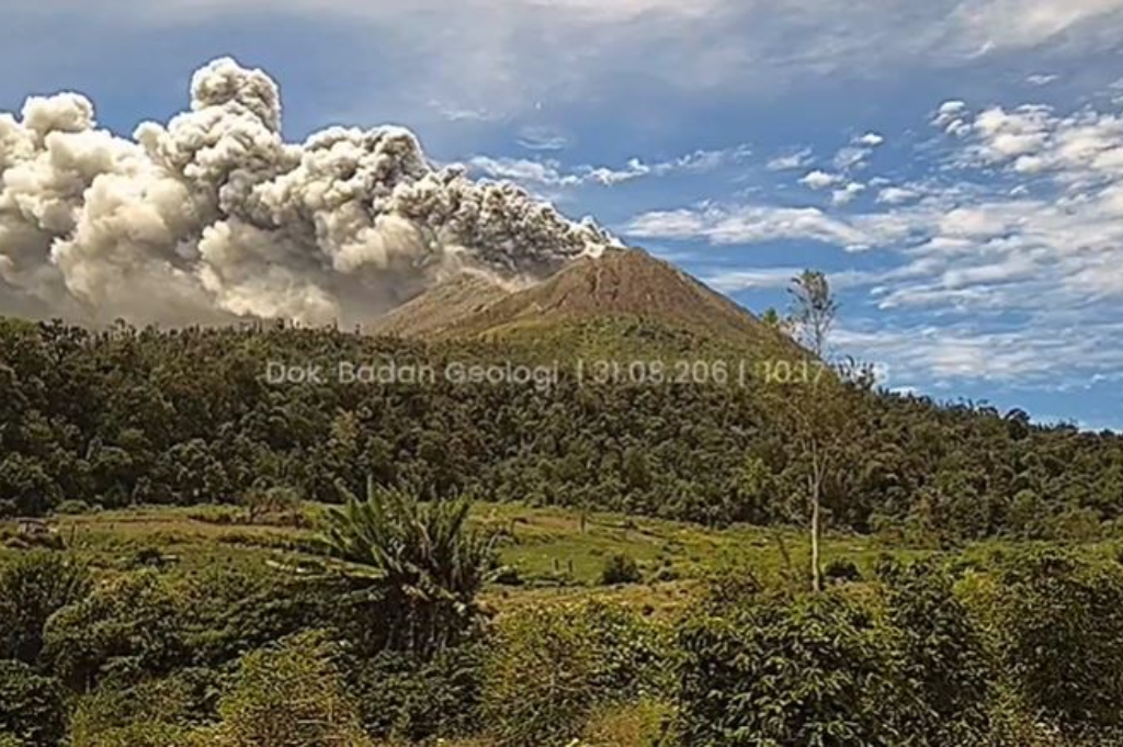 Gunung Sinabung Kembali Erupsi Setelah 4 Tahun, PVMBG Minta Warga Tetap Waspada