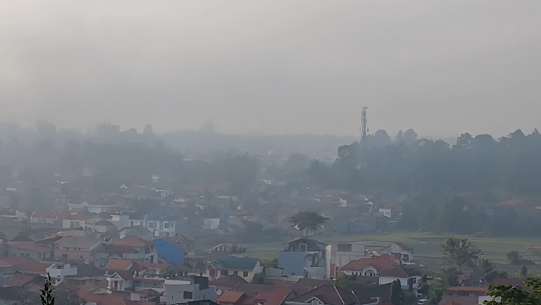 Kabut Asap Selimuti Bukittinggi, Sekolah Wajibkan Siswa dan Guru Gunakan Masker