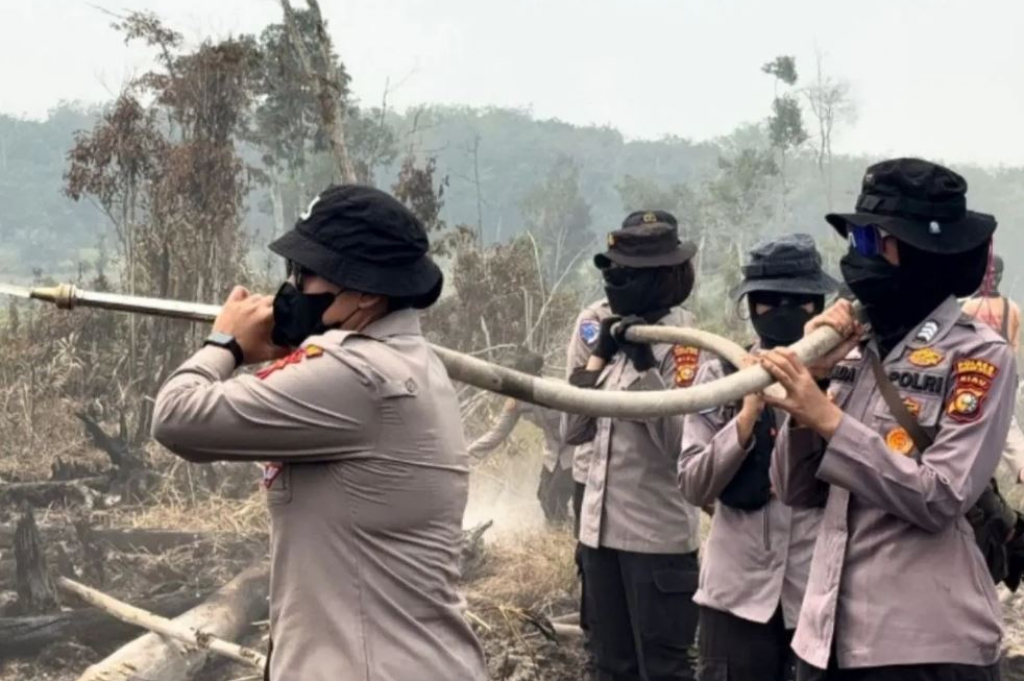 Polwan Polda Riau Turun ke Lokasi Karhutla, Padamkan Api hingga Pulihkan Trauma Warga