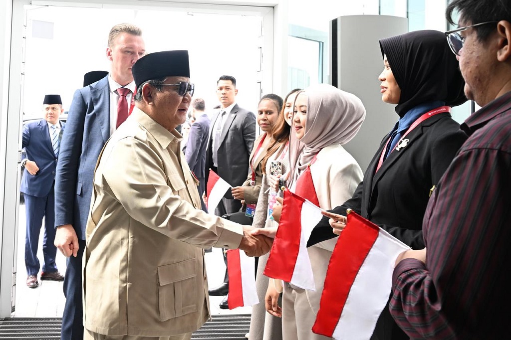 Momen Prabowo Disambut Hangat Mahasiswa Indonesia saat Tiba di Rusia