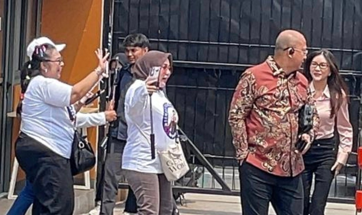 Sarwendah Labrak Pendukung Ruben Onsu di Pengadilan: Ibu Live tapi Ngata-ngatain Saya
