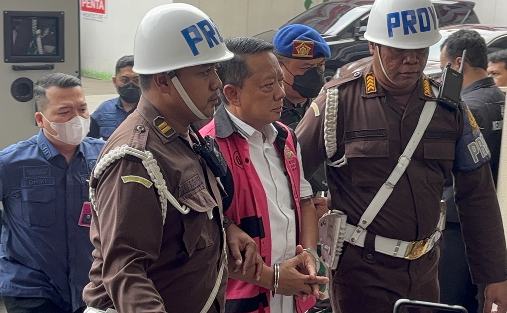 Eks Jampidsus Febrie Adriansyah Tiba di Kejagung dengan Tangan Diborgol, Diperiksa Terkait TPPU
