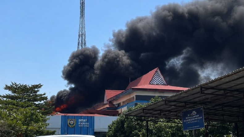 Atap Kantor Bea Cukai Batam Terbakar, Dentuman Keras Kejutkan Pegawai