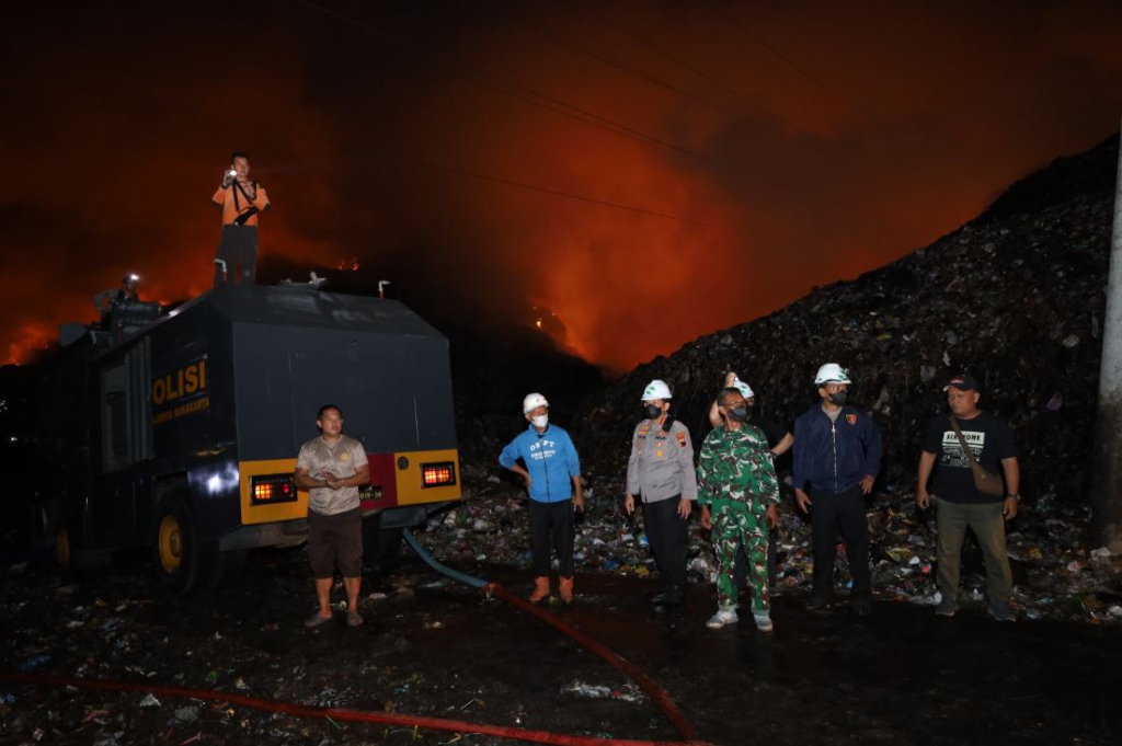 Kebakaran TPA Putri Cempo Surakarta, Puluhan Damkar dan Water Cannon Dikerahkan