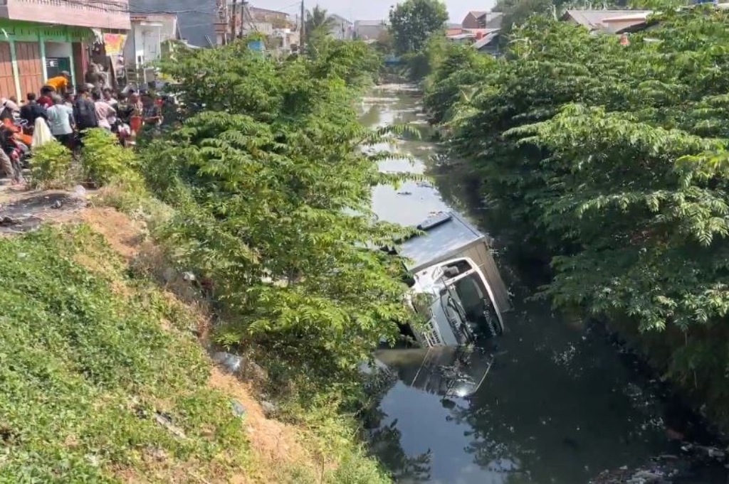 Kecelakaan Truk Muatan Rokok Tiba-Tiba Mundur Terjun ke Kali di Bekasi Sedalam 7 Meter